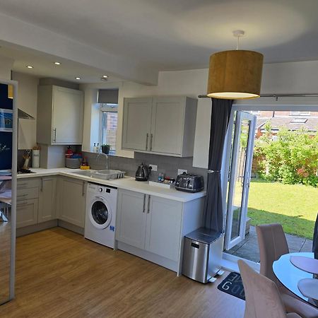The Heart - Cosy 3 Bedroom House With Double Driveway And Garden In Manchester Extérieur photo