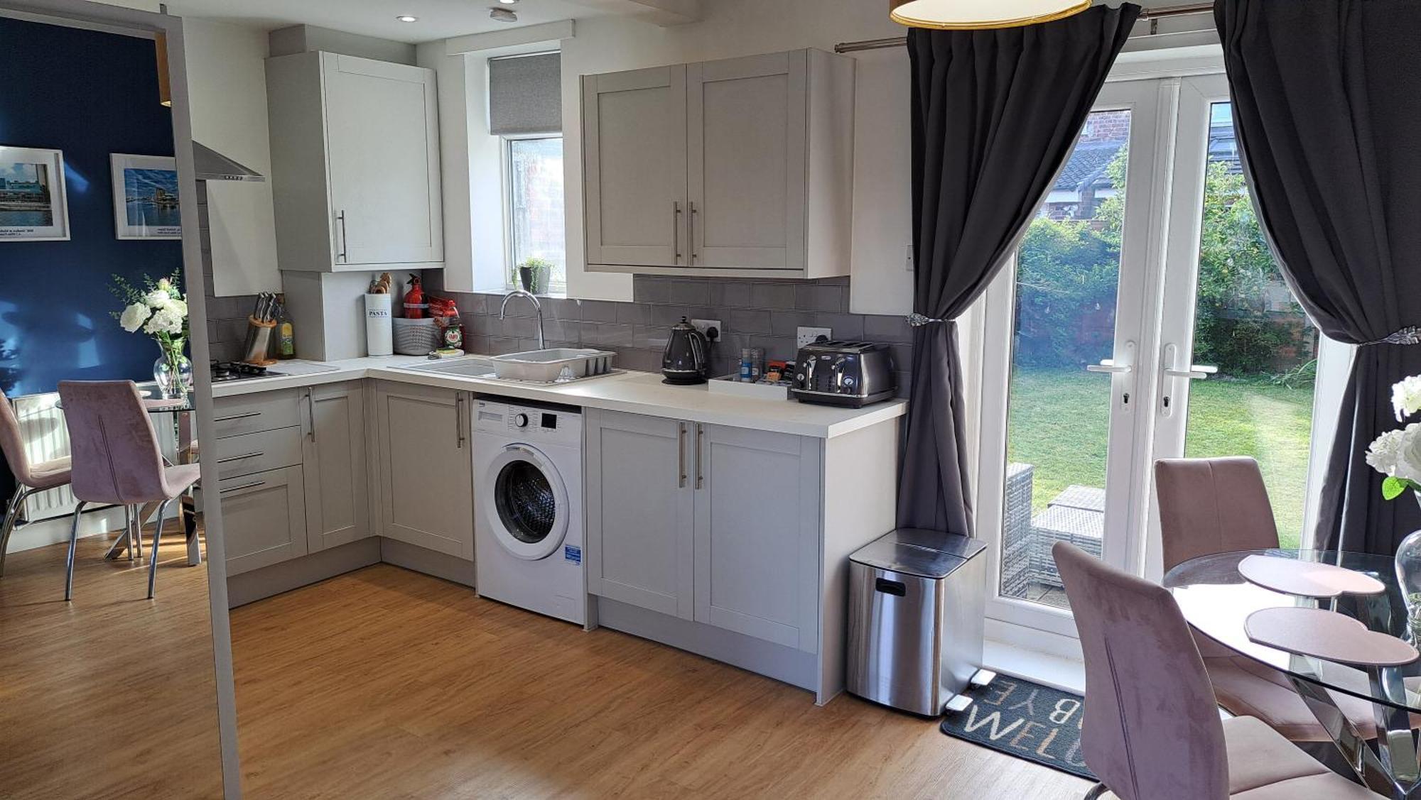 The Heart - Cosy 3 Bedroom House With Double Driveway And Garden In Manchester Extérieur photo